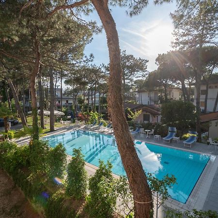 Hotel Caracas Lignano Sabbiadoro Exterior photo