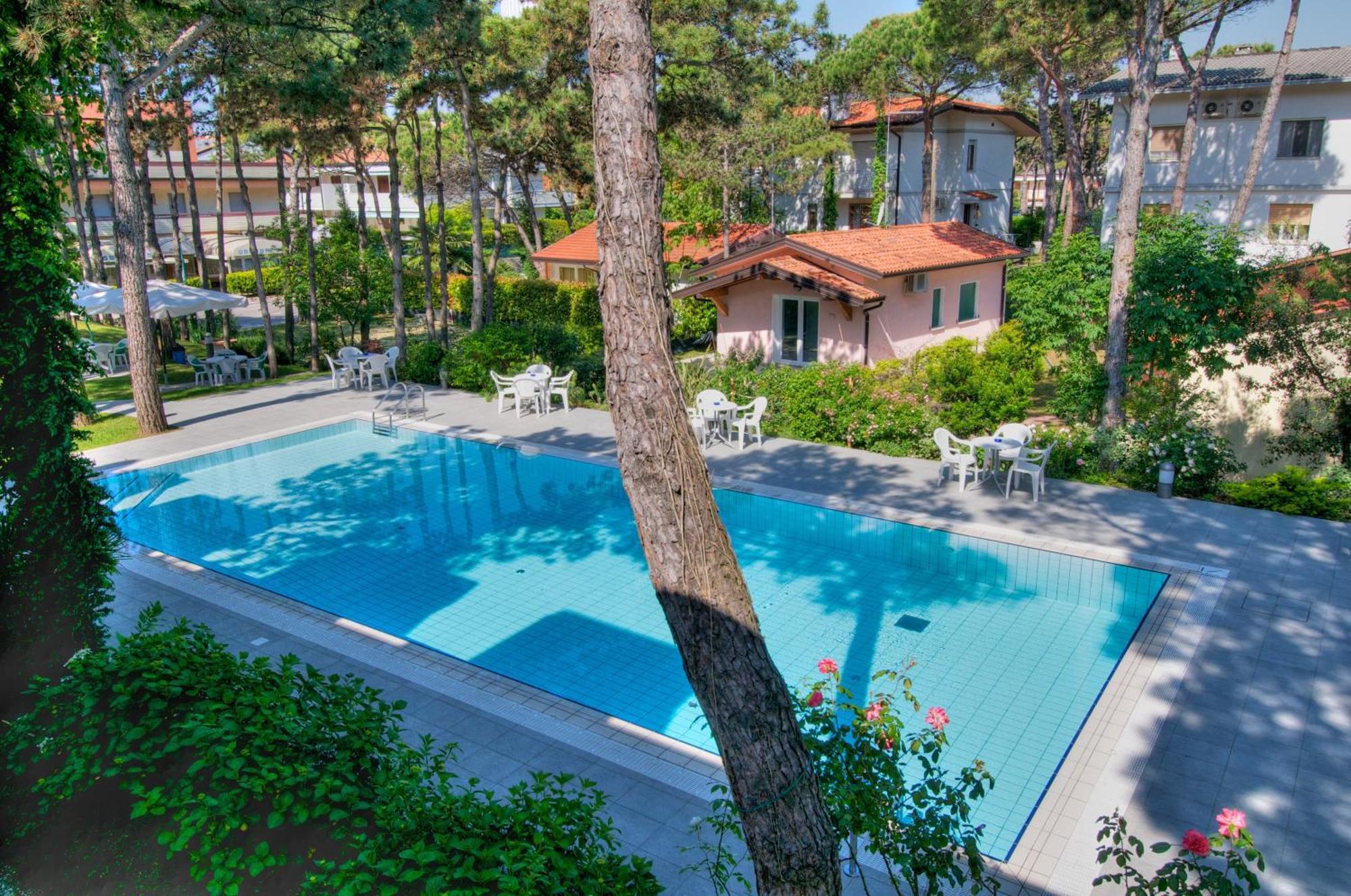 Hotel Caracas Lignano Sabbiadoro Exterior photo