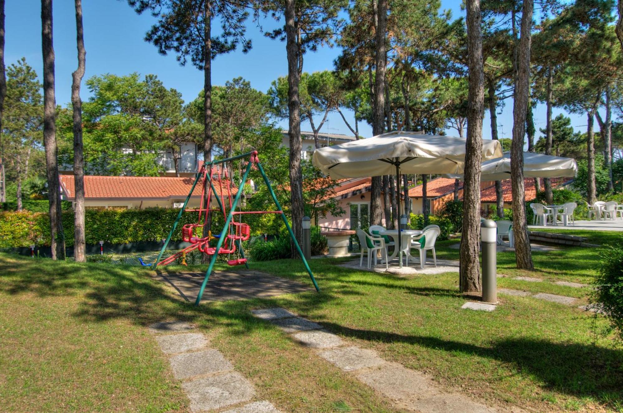 Hotel Caracas Lignano Sabbiadoro Exterior photo