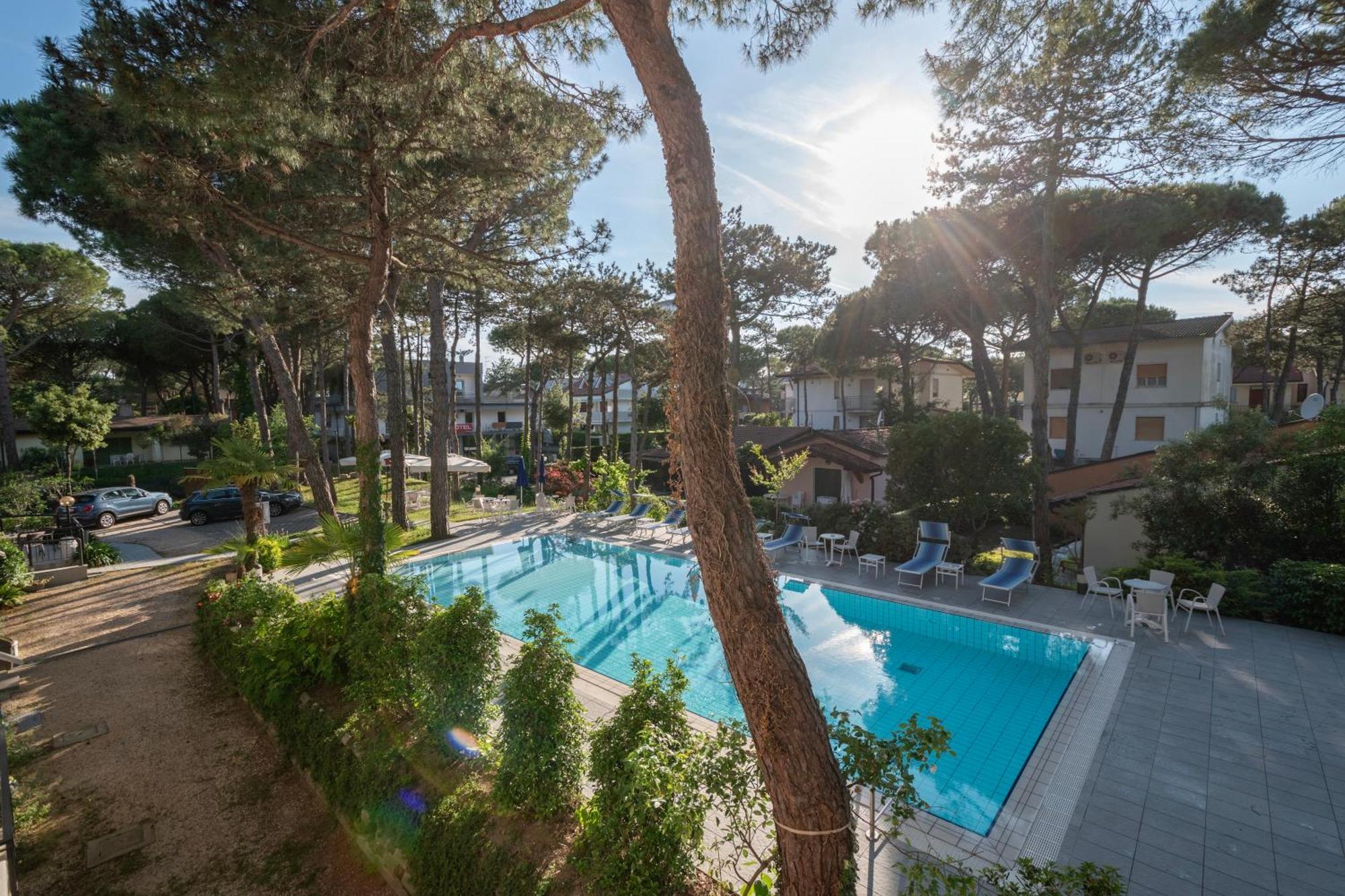 Hotel Caracas Lignano Sabbiadoro Exterior photo